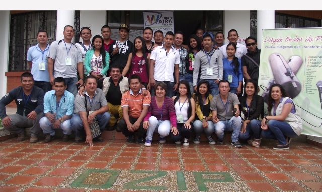 Grupo de participantes en los talleres de Comunicación Radial en la conformación del grupo de comunicadores y reporteros comunitarios indígenas del Putumayo.